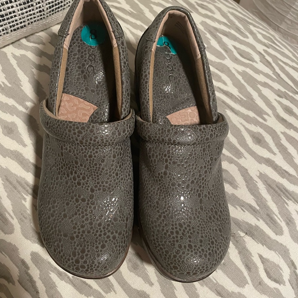 b.o.c. Gray Textured Mule Metallic finish